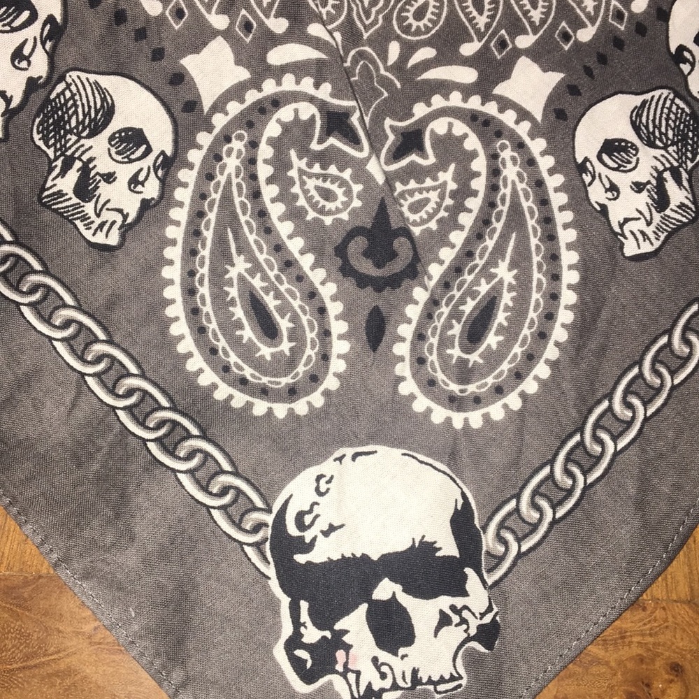 Gray Skull patterned Bandana 💀 - Picture 2 of 5